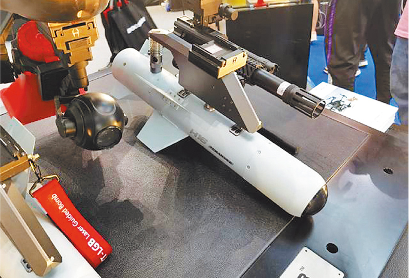 小型指導型武器可精確打擊躲藏在建築內的敵軍士兵。(取自微博)