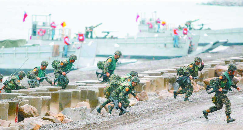 ▲馬紹章認為美國無異於把台灣推向美中對抗的最前緣。圖為我軍在屏東演練搶灘。(本報系資料照片)