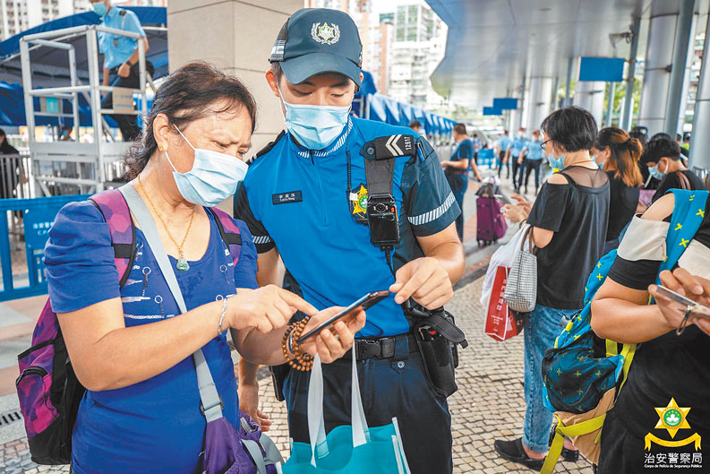 澳門旅遊警察在指導民眾轉換粵澳兩地的「健康碼」,以利快速通關。(中新社資料照片)