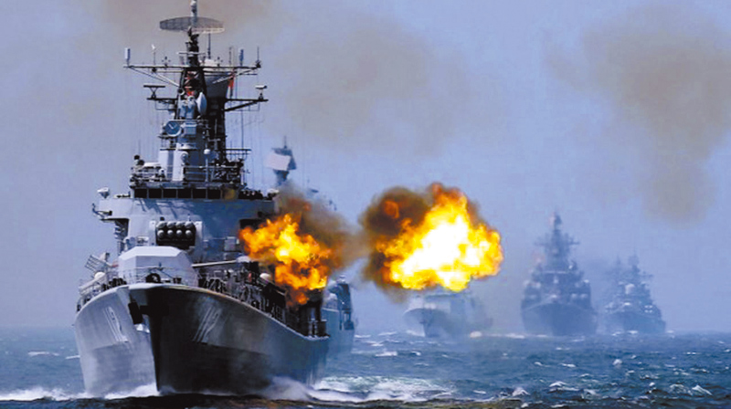 ▲8月28日,解放軍海軍部隊展開海上實彈演習,軍艦以主炮向目標射擊。 (取自央視網)