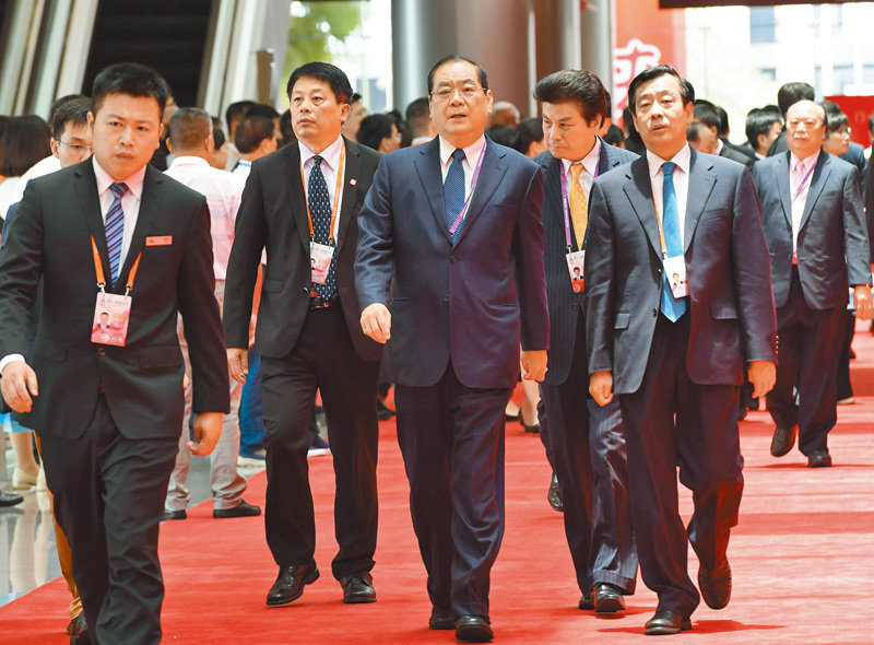 2019年6月16日,第十一屆海峽論壇在廈門舉行,時任國民黨副主席兼秘書長曾永權(前右2)出席。(中新社)