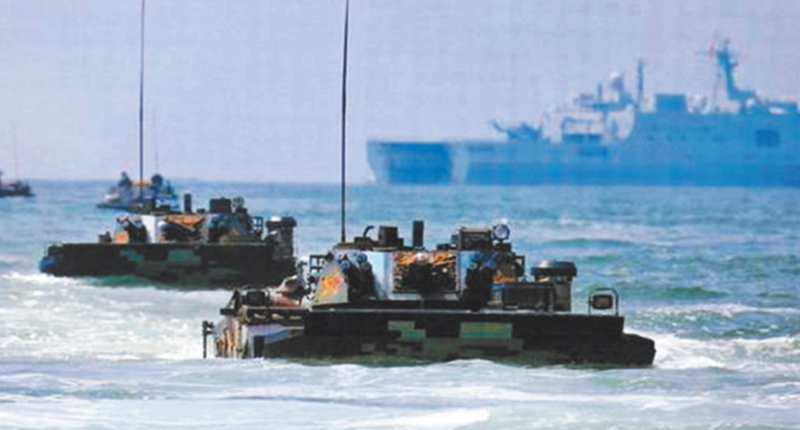 大陸央視播放解放軍海軍陸戰隊兩棲登陸作戰相關演訓畫面。(取自央視)