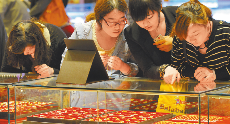 ▲南京市民在選購黃金飾品。 (中新社資料照片)