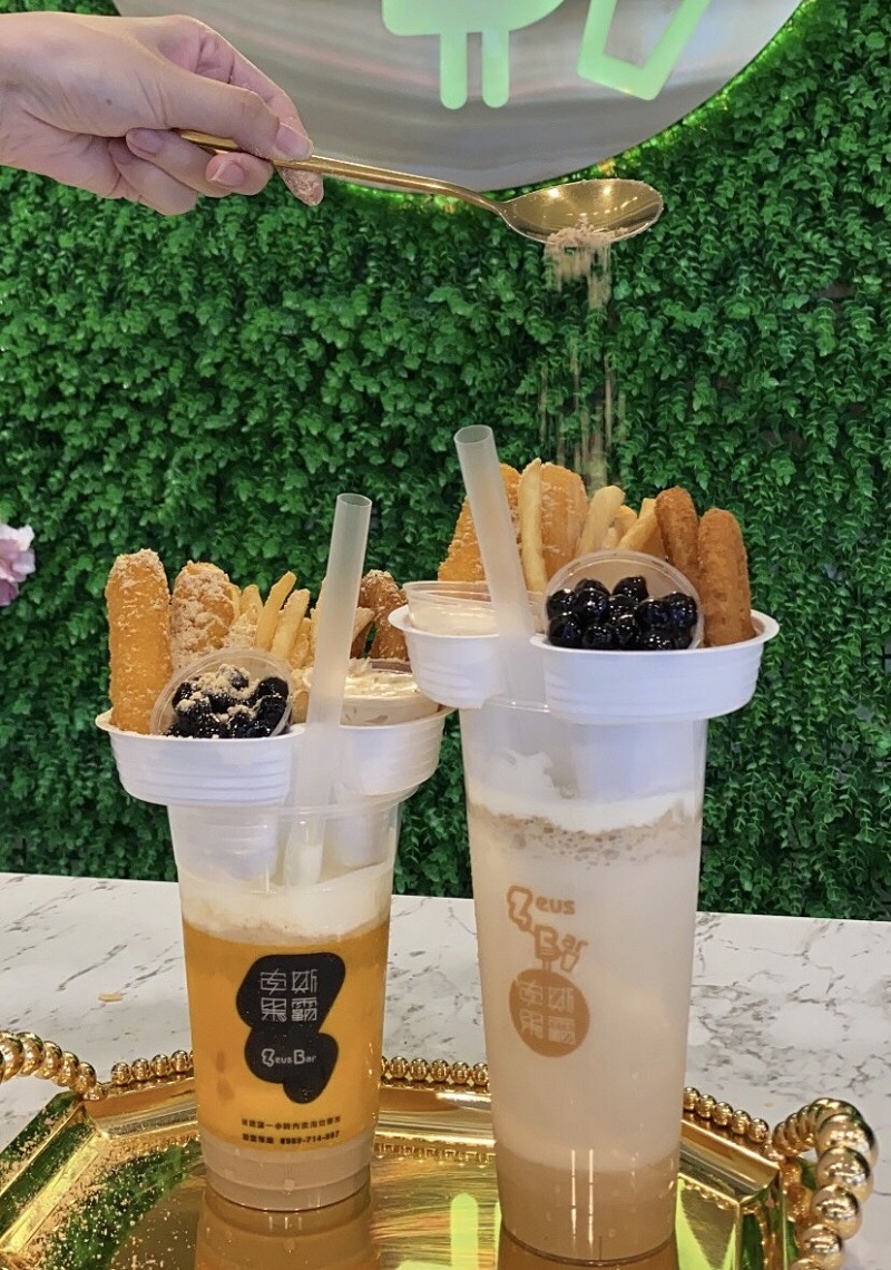古早味麵茶奶蓋搭配薯條、起司條、洋蔥圈及珍珠,多重口味一次滿足。