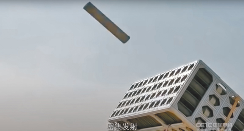 大陸48聯裝發射機射出「蜂群」無人機。 (截圖自中國電科集團電科院宣傳片)
