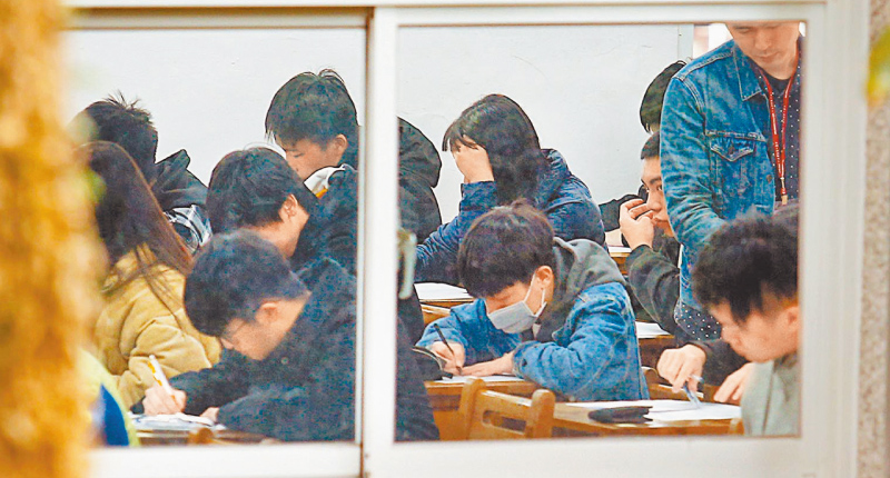 ▲大學學測,考生埋首應試。 (本報系資料照片)