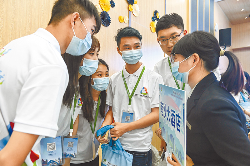 7月22日,港澳青年學生實習計畫在廣州舉行,吸引120名港澳青年學生參加。(中新社)