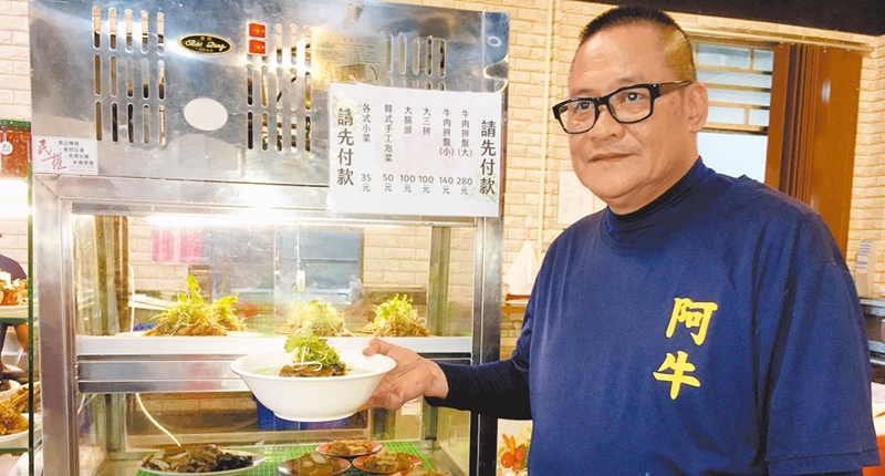 曾獲台北市牛肉麵節清燉組冠軍「阿牛牛肉麵」老闆林秀源。(蔡旻妤攝)
