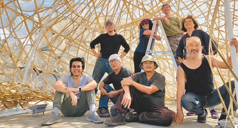 新竹市政府近日找來藝術團隊,在美山社區小漁村打造「共生螺旋」裝置藝術,傳達居民與海的共生關係。(陳育賢攝)
