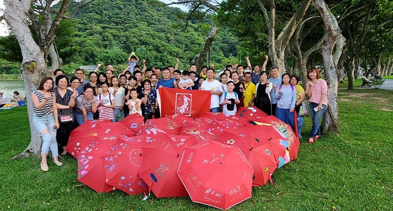 中華民國血友病協會周瑞欽理事長與三總血友病中心陳宇欽主任帶領病友及家屬共同彩繪紅傘,渡過愉快又溫暖的週末