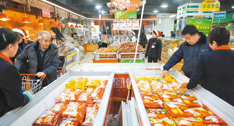 民眾在寧夏銀川市一家超市選購冷凍食品。(新華社資料照片)