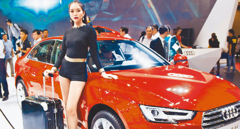 RCEP取消關稅,汽車等傳統高關稅行業影響大。圖為民眾參觀車展。 (新華社)