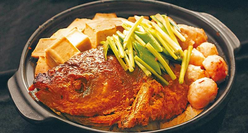 宴客湯品「砂鍋魚頭」,細緻的魚肉飽含鮮甜湯汁,湯頭滑順濃郁,每份1800元。(台北華國大飯店)