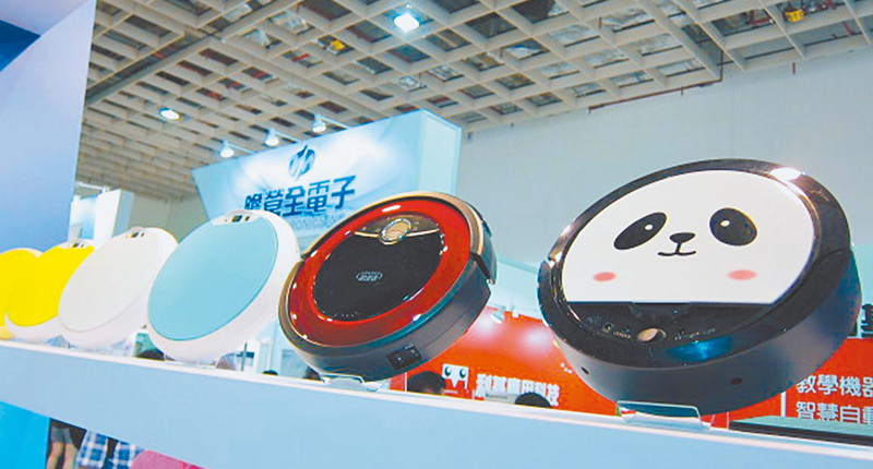 掃地機器人近年廣受歡迎,許多企業推出造型吸睛的產品。 (本報系資料照片)