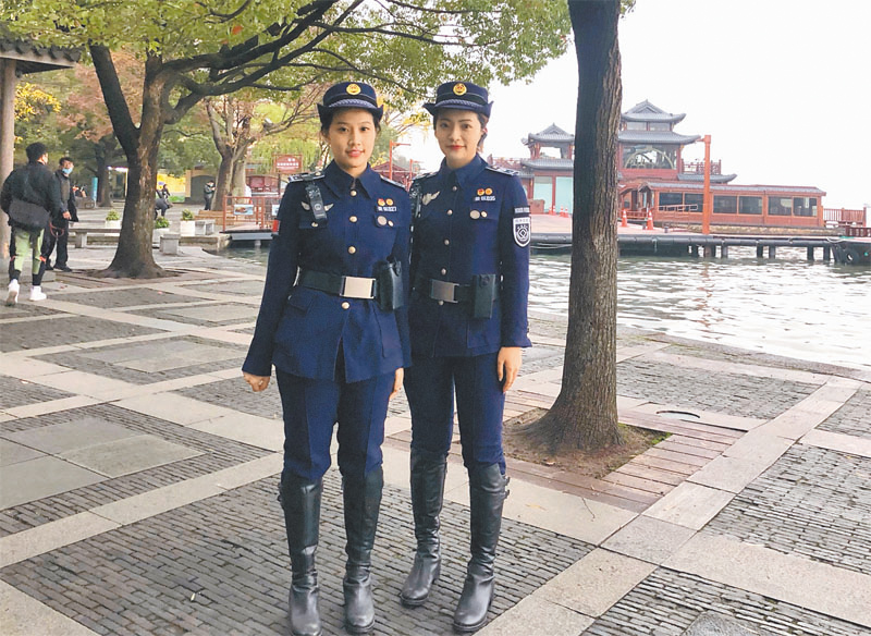 ▲王千慧(右)與同學擔任西湖女子巡邏隊。(王千慧提供)