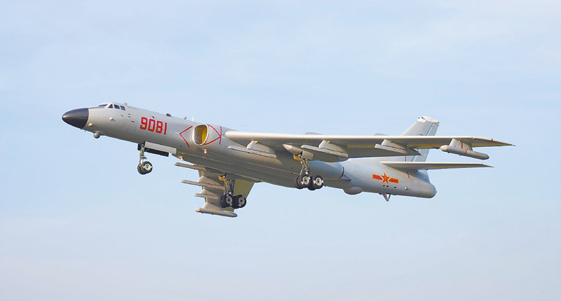 解放軍海軍轟-6J轟炸機。 (取自微博@人民海軍)
