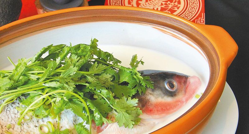 涵碧樓的冷凍外帶年菜「涵碧日月魚頭王」。(涵碧樓提供)