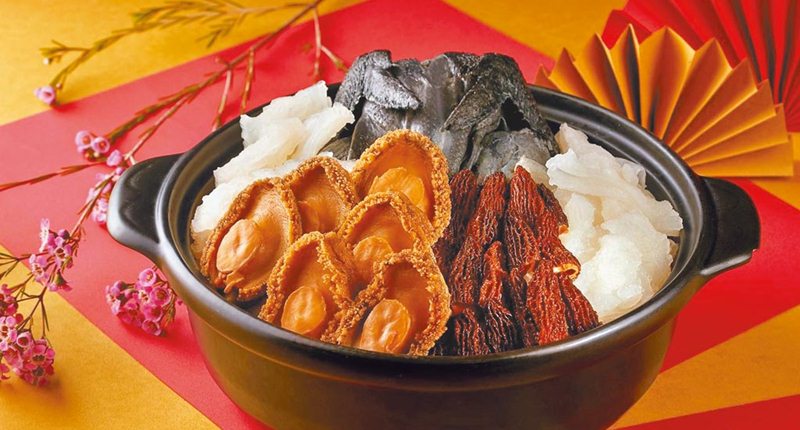台北喜來登大飯店的冷凍外帶年菜「羊肚菌花膠鮮鮑烏雞湯」。(台北喜來登大飯店提供)