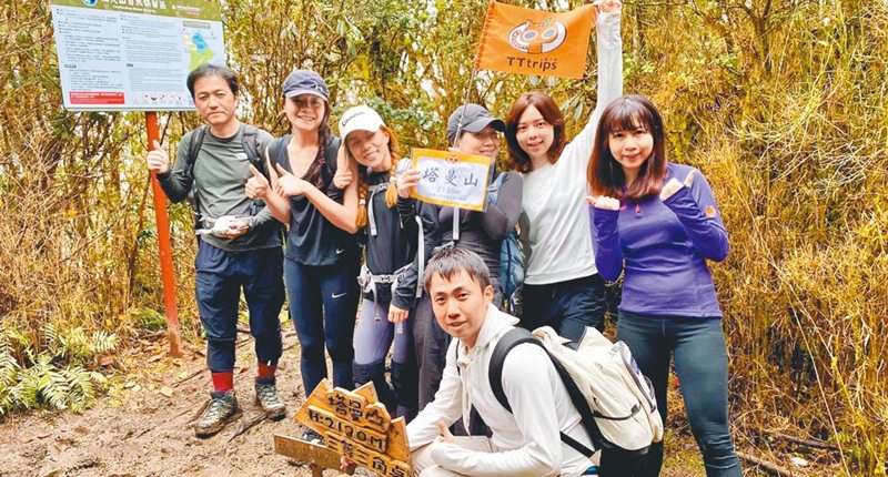 來自新北、台北市初體驗的山友,經橘子貓TTtrips規畫,完成挑戰標高2130公尺的塔曼山。(橘子貓TTtrips提供)