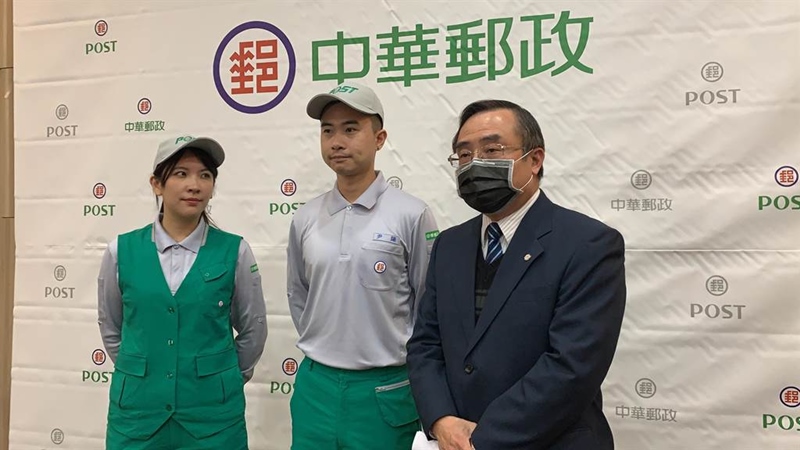 中華郵政公司郵務處長陳敬群接受媒體聯訪。(潘千詩攝)