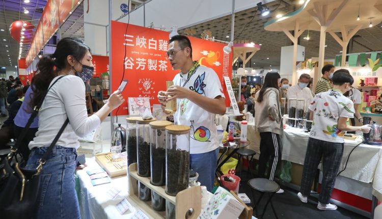 透過國內、外參展的機會，李昌峻與洪佳玉向消費者介紹茶葉及宣傳有機理念。（劉宗龍攝）