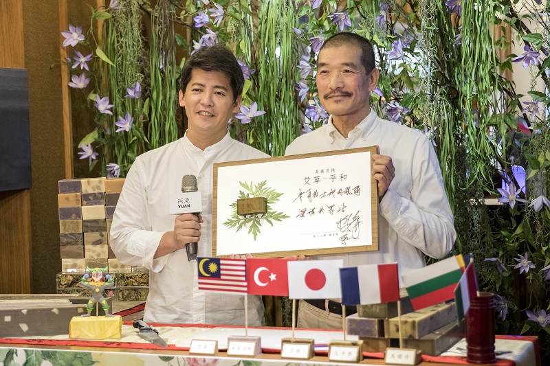 阿原《青草藥美力花園》首場座談會謝哲青對艾草花語:來自於土地的祝福,還諸於眾生。