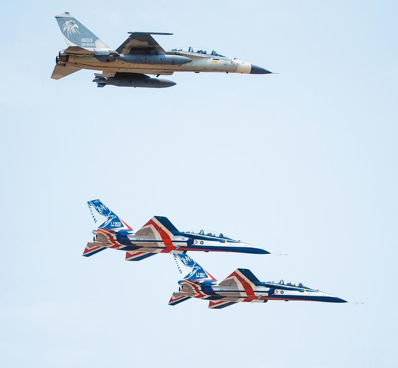 勇鷹高教機(編號11001、11002)昨日試飛測試,空軍IDF經國號戰機擔任觀測機。(軍聞社)