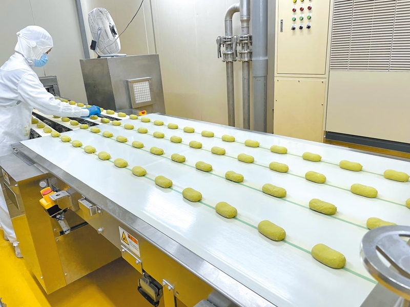 全聯阪急麵包工廠因應抹茶季今開跑製作抹茶麵包,AD生產線1個小時最高可生產8100個包餡麵包。(郭家崴攝)