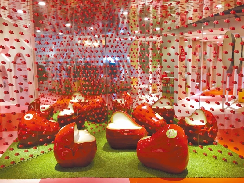 佳冬鄉農會打造以蓮霧為主題的「透紅佳人探索樂園」,館內布置出不少吸睛的打卡熱點。(何書青攝)