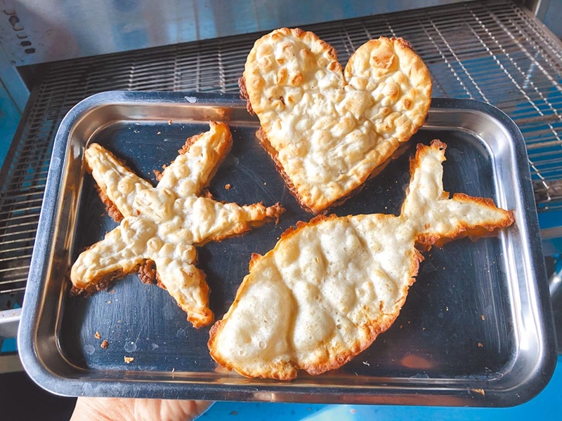 寓教於樂的觀光工廠「鮮饌道海洋食品文化館」,讓遊客在此發揮創意手作鱈魚香絲。(何書青攝)