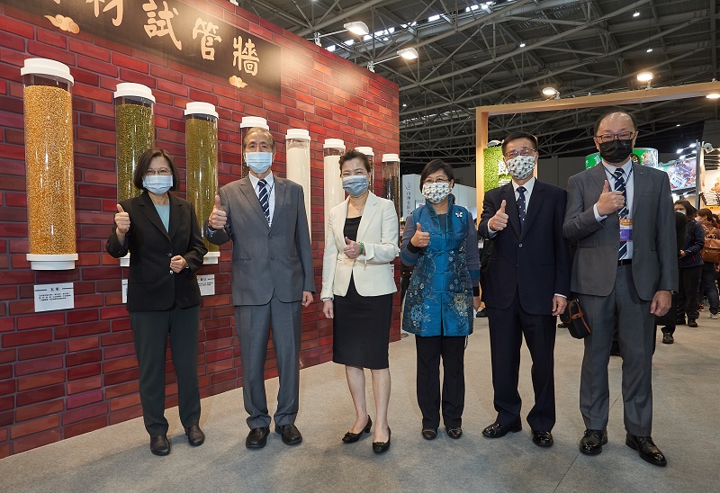 總統與周正訓理事長以及王美花部長等人共同於食材試管牆前合影留念.