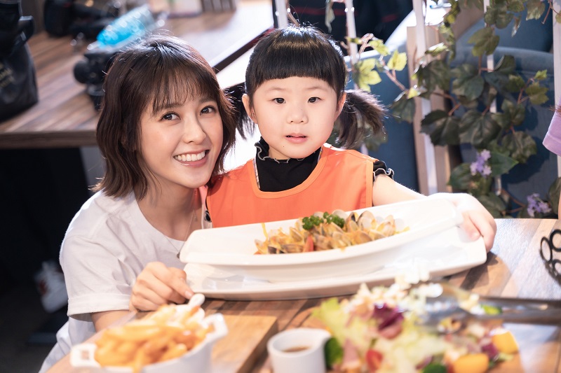 4歲的慢飛天使慈慈今(30)日出席活動記者會,成功挑戰外場送餐任務,展現早療成果.