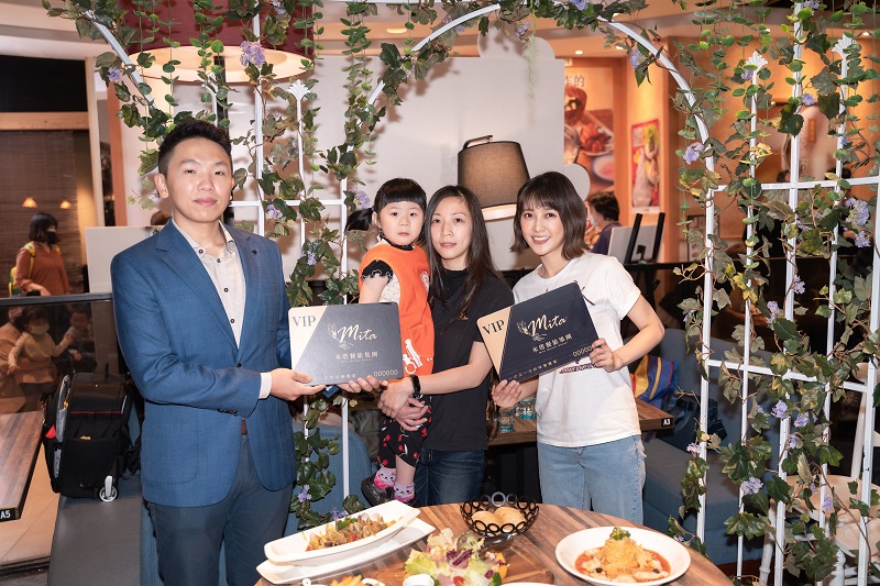 伊甸公益大使大元今(30)日擔任一日店長帶慢飛天使慈慈成功挑戰送餐任務,米塔集團代表頒贈VVIP.