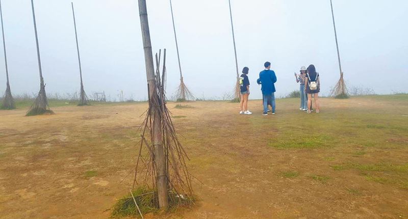 基隆市民反映潮境公園「飛天掃帚」多數只剩一根桿子。(陳彩玲攝)