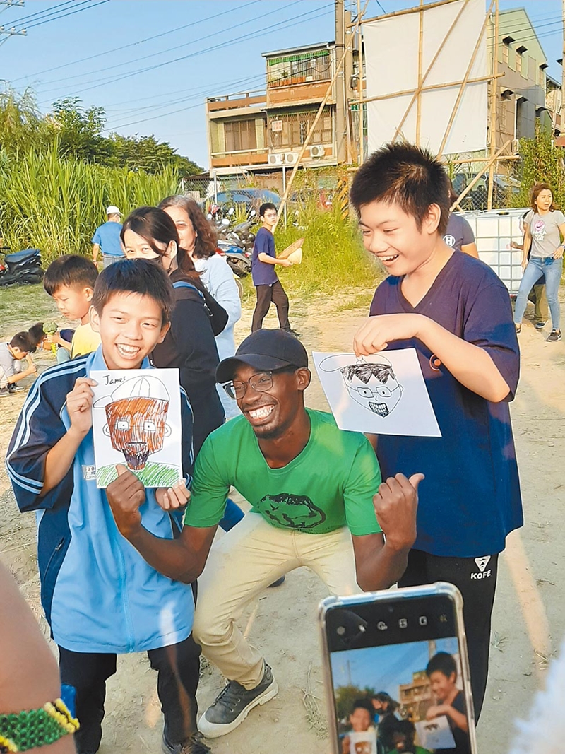 長榮大學環境教育國際實驗學院的非洲學生深受當地孩子們喜愛。(長榮大學提供/曹婷婷台南傳真)