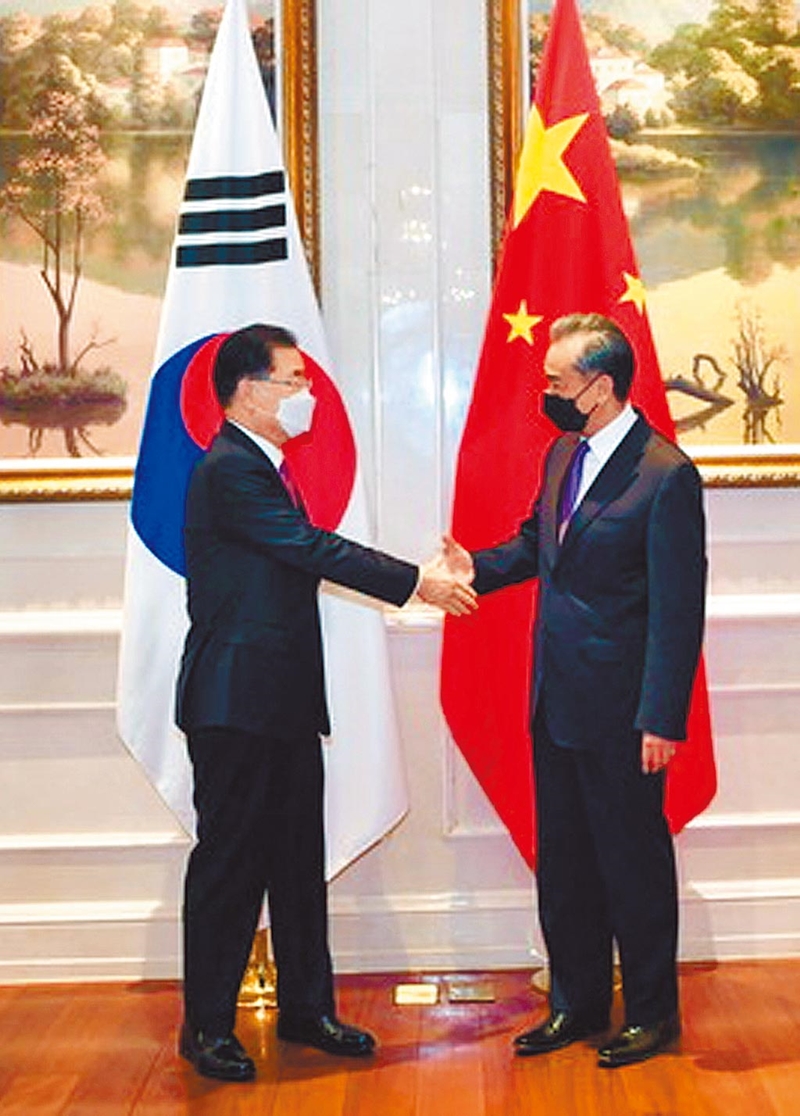4月3日,中國國務委員兼外長王毅在福建廈門同韓國外長鄭義溶舉行會談。(摘自中國外交部)