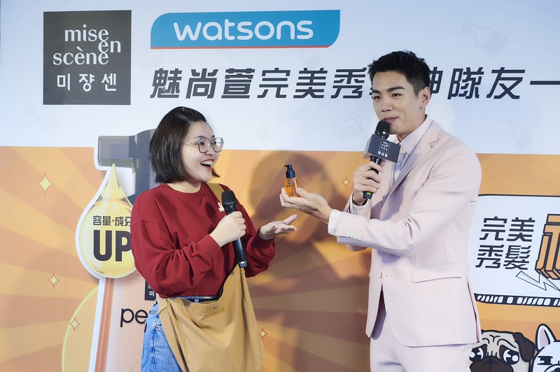 禾浩辰與現場粉絲共演心動小劇場,演繹各種完美髮妝的神隊友情境.