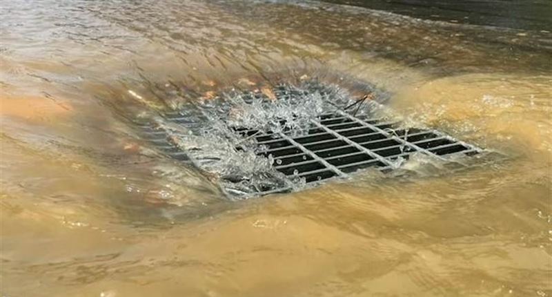 台中市開始限水,但台中工業區35路12日上午卻發生疑似水管爆管,流了1個多小時,造成水源大量流失。(民眾提供/盧金足台中傳真)