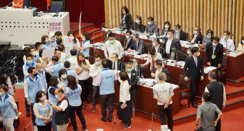 議長曾麗燕喊出休息5分鐘,市長陳其邁先離席。(柯宗緯攝)