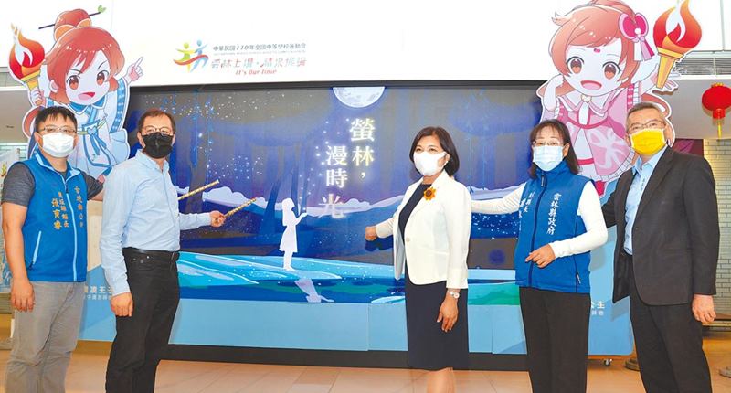 「雲林螢火蟲季」登場,雲林縣長張麗善(右三)邀大家來「螢林,漫時光」。(張朝欣攝)
