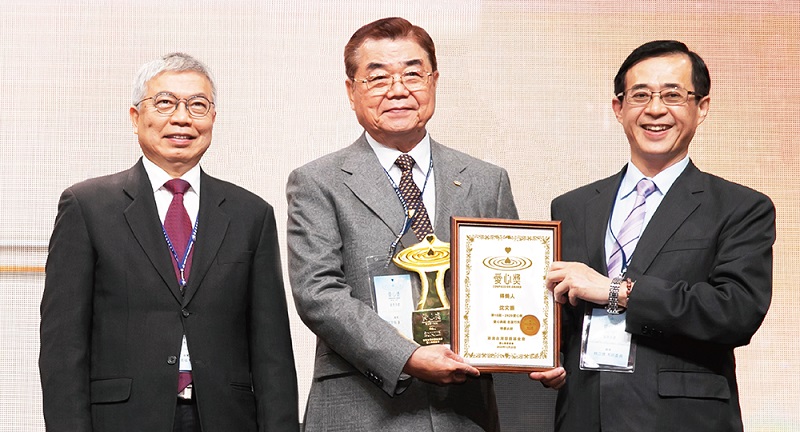 第15屆 . 2020得獎人沈文振董事長(中)、 台北科技大學校長王錫福(左)、 台北科技大學講座教授姚立德(右)頒獎。