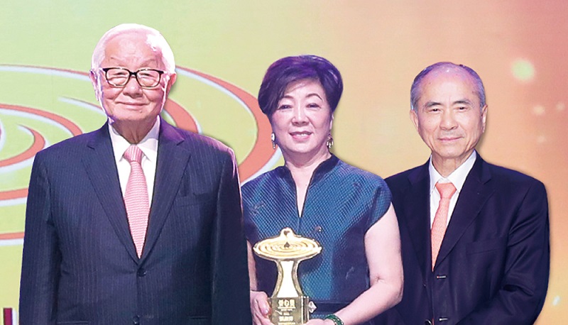 第14屆 . 2019得獎人張淑芬董事長(中)、 世界知名半導體企業家 / 台積電創辦人張忠謀博士(左)、 林創辦人(右)。