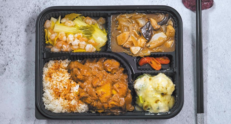 香格里拉台北遠東國際大飯店的每周推薦餐盒系列,每盒150元,圖為泰式咖哩雞肉飯。(香格里拉台北遠東國際大飯店提供)