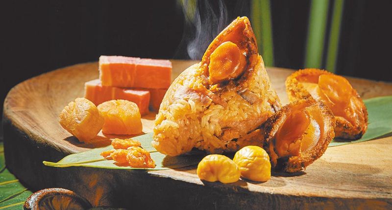 「經典名粽禮盒」中的金腿鮑魚粽是今年新品,內餡為紅燒的鮮甜南非鮑、北海道散干貝、大油雞腿、台灣豬五花肉等。(台北福華大飯店提供)