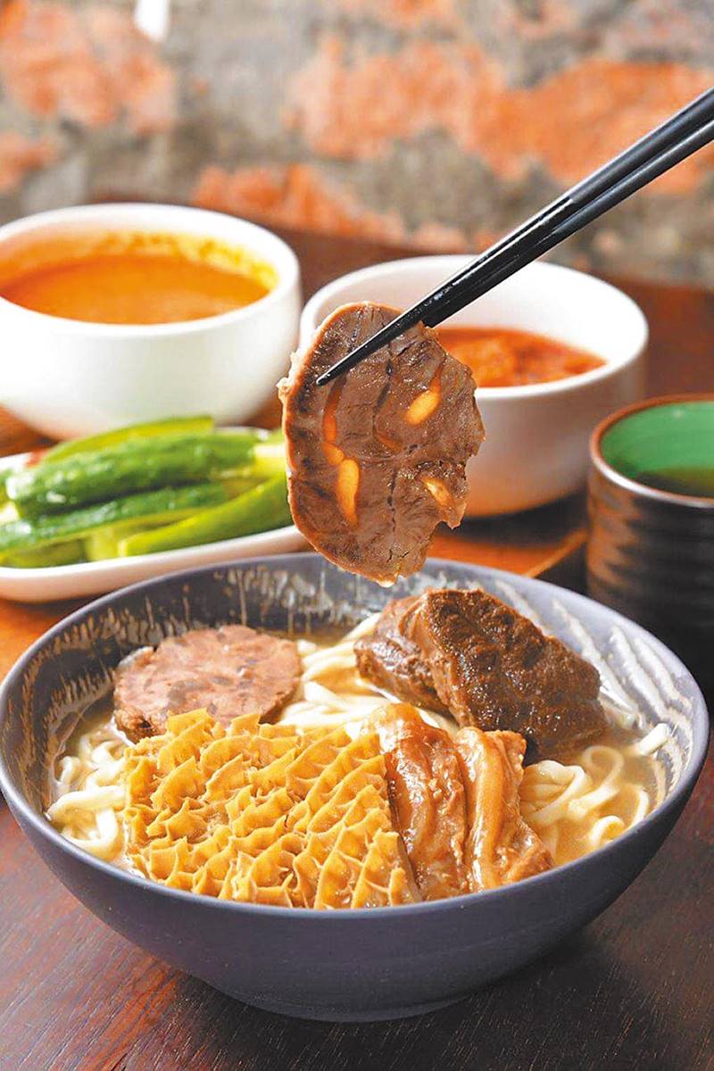 「滿漢牛肉麵」為熟客必點招牌。(牛店精燉牛肉麵提供)