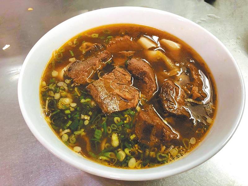 店內招牌「牛肉家常麵」。(老山東牛肉家常麵提供)