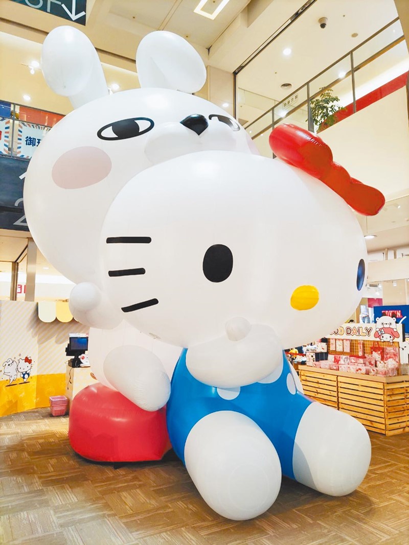 Global Mall新北中和店於9月13日前打造了「YOSISTAMP呦嘻百分百×三麗鷗家族」主題聯名快閃店,在入口處首度曝光6米高的「YOSISTAMP兔兔百分百×Hello Kitty」超巨型氣球。(Global Mall提供)
