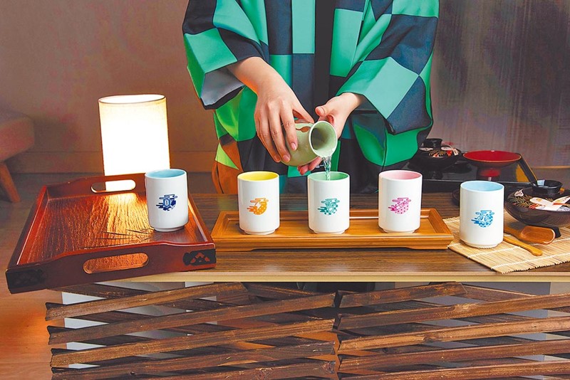 ATT e Life中木棉花帶來了《鬼滅之刃》茶杯組等不同商品。(新娛樂主題商圈聯盟提供)