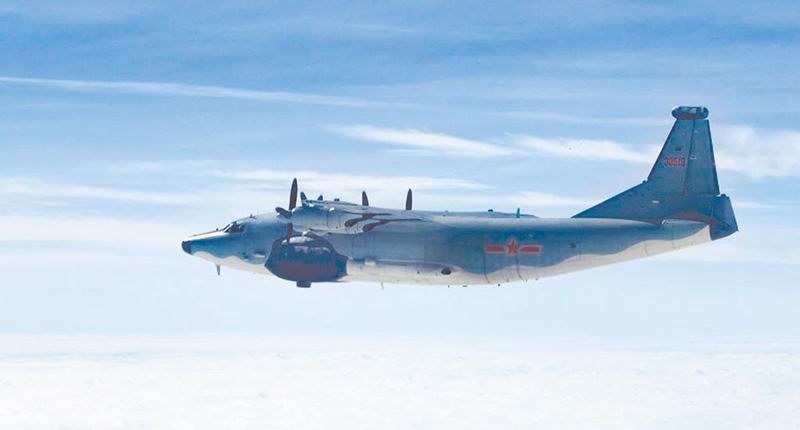 漢光演習首日,共軍運8遠程電子干擾機進入我西南防空識別區(見圖),我幻象2000戰機隨即升空追監。(國防部提供)
