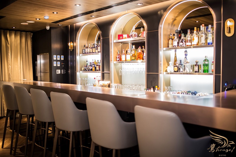 鷹house BISTRO座落台北市八德路,為全台第一間同時擁有專業室內高爾夫訓練空間與高級私廚餐酒的複合式餐酒館